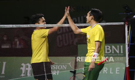 Pebulutangkis Indonesia Jonatan Christie (kanan).