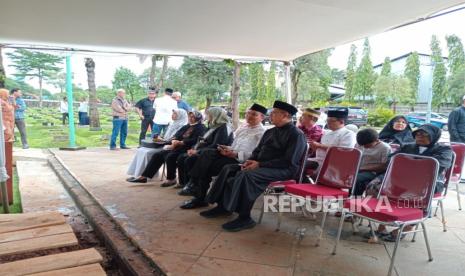 Ketika KH Ali Yafie Menyimpulkan Pengajian Gus Dur, Cak Nur, dan Quraish Shihab. Foto: Almarhum KH Ali Yafie dimakamkan di TPU Tanah Kusir, Bintaro, Ahad (26/2/2023). (Umar)