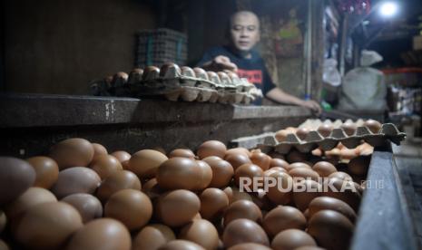 Pedagang menata telur ayam di Pasar Minggu, Jakarta, Selasa (1/3/2022). Badan Pusat Statistik (BPS) menyatakan terjadi deflasi sebesar 0,02 persen sepanjang Februari 2022. Terjadinya deflasi akibat penurunan harga sejumlah komoditas pangan di bulan lalu seperti minyak goreng, telur ayam ras, serta daging ayam ras.Prayogi/Republika.