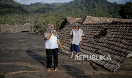 Reaksi warga saat memeriksa lingkungan mereka yang tertimbun material vulkanik dari letusan Gunung Semeru di Lumajang, Jawa Timur. Perum Perhutani setuju memberikan pertimbangan teknis untuk lahan hutannya dijadikan tempat relokasi bagi korban yang kehilangan tempat tinggal akibat meningkatnya aktivitas Gunung Semeru, karena secara administrasi dan teknis tidak ada masalah.