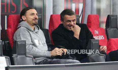  Striker AC Milan Zlatan Ibrahimovic (Kiri) dan General Manager Milan Paolo Maldini menyaksikan pertandingan sepak bola Serie A Italia antara AC Milan dan Udinese di stadion Giuseppe Meazza di Milan, Italia, beberapa waktu lalu..