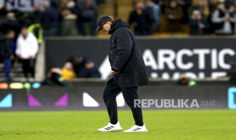  Manajer Liverpool Jurgen Klopp berjalan keluar lapangan, pada akhir pertandingan sepak bola Liga Primer Inggris antara Wolverhampton Wanderers dan Liverpool, di Stadion Molineux, di Wolverhampton, Inggris, Sabtu (4/2/2023).