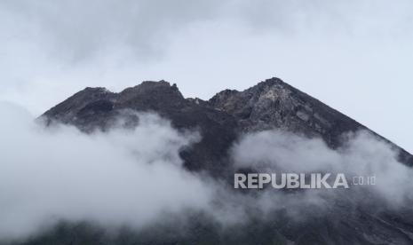 Kubah lava di puncak Gunung Merapi terlihat dari Desa Kinahrejo, Cangkringan, Sleman, DI Yogyakarta. Menurut Balai Penyelidikan dan Pengembangan Teknologi Kebencanaan Geologi (BPPTKG) mencatat volume kubah lava baru Gunung Merapi mencapai 4.600 meter kubik teramati mulai muncul sejak 4 Januari 2021 lalu. 