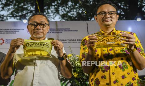 Menteri Perdagangan Zulkifli Hasan (kiri) bersama Wakil Menteri Perdagangan Jerry Sambuaga (kanan) memperlihatkan minyak goreng kemasan saat peluncuran minyak goreng kemasan rakyat (MinyaKita) di kantor Kementerian Perdagangan, Jakarta, Rabu (6/7/2022).  Kementerian Perdagangan meluncurkan minyak goreng curah kemasan sederhana dengan harga Rp14.000 per liter.  