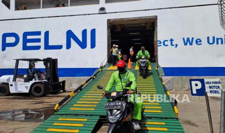 Petugas yang dikerahkan PT Pelni tengah mengeluarkan sepeda motor pemudik gratis dari KM Dobonsolo yang tiba di Pelabuhan Tanjung Emas, Semarang, Senin (8/4/2024). 