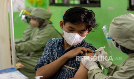 Tenaga kesehatan menyuntikan vaksin Covid-19 kepada pelajar di SMAN 20 Jakarta, Kamis (1/7). Vaksinasi Covid-19 tersebut diperuntukan bagi kalangan anak usia 12-17 tahun dan akan serentak dilakukan disetiap sekolah di DKI Jakarta sebagai upaya menekan penyebaran virus Covid-19. Republika/Thoudy Badai