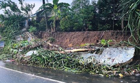 Longsor (ilustrasi). Hujan deras yang turun hampir sepanjang hari pada Jumat (19/1/2024) memicu terjadinya bencana banjir dan tanah longsor hingga pohon tumbang di Kota Sukabumi, Jawa Barat.