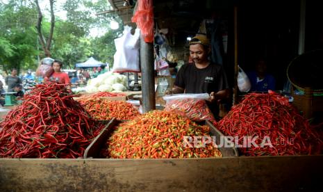 Pedagang cabai melayani pembeli di Pasar.