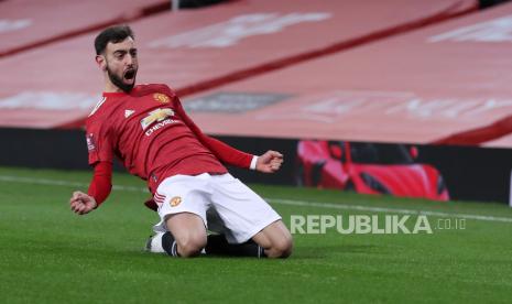 Bruno Fernandes dari Manchester United merayakan setelah mencetak keunggulan 3-2 selama pertandingan sepak bola putaran keempat Piala FA Inggris antara Manchester United dan Liverpool di Manchester, Inggris, 24 Januari 2021.