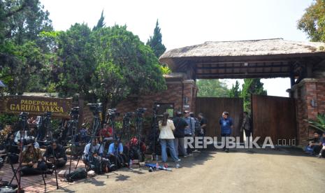 Para jurnalis menunggu di depan gerbang Padepokan Garuda Yaksa, Hambalang, Bogor, Jawa Barat, Rabu (16/10/2024). Usai memanggil calon menteri, calon wakil menteri, dan kepala badan, Presiden terpilih Prabowo Subianto memberikan pembekalan bagi para calon menteri, calon wakil menteri dan calon kepala badan yang dilaksanakan di Hambalang. Pembekalan tersebut akan diselenggarakan dua hari mulai hari ini hingga besok. Agenda pembekalan calon menteri Prabowo-Gibran ini dilaksanakan secara tertutup sehingga awak media hanya diizinkan untuk berada di depan gerbang Padepokan Garuda Yaksa.