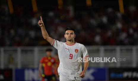 Pemain Timnas Indonesia U-20 Jens Raven  melakukan selebrasi usai mencetak gol ke gawang  Timnas Timor Leste U-20 pada laga Grup F Kualifikasi Piala Asia U-20 2025 di Stadion Madya, Senayan, Jakarta , Jumat (27/9/2024). Garuda Muda berhasil menang dengan Skor 3-1.