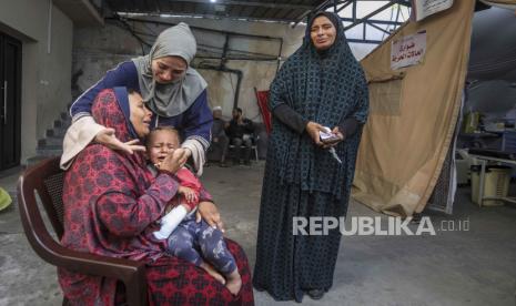 Warga Palestina berduka atas kematian kerabatnya dalam pemboman Israel di Jalur Gaza, di sebuah rumah sakit di Rafah, Gaza, Jumat, 10 Mei 2024. 