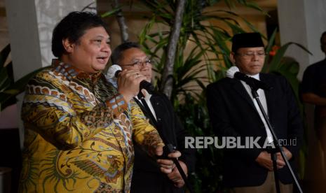 Ketua Umum Partai Golkar Airlangga Hartarto (kiri) bersama Ketua Umum PAN Zulkifli Hasan (tengah) dan Plt Ketua Umum PPP Mardiono (kanan) memberikan keterangan kepada wartawan saat silaturahmi Koalisi Indonesia Bersatu (KIB) di kediaman Airlangga Hartarto, di Jakarta, Kamis (27/4/2023). Pakar sebut Partai Golkar harus bergerak cepat untuk tentukan posisi di Pilpres 2024.