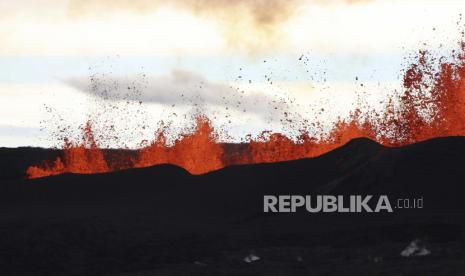  Gambar udara milik Departemen Pertanahan dan Sumber Daya Alam Hawaii ini menunjukkan aliran lahar di Mauna Loa, gunung berapi aktif terbesar di dunia, pada Rabu, 30 November 2022, dekat Hilo, Hawaii.