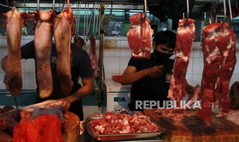 Pedagang daging sapi melayani pembeli di kios daging Pasar Modern BSD, Serpong, Tangerang Selatan, Banten, Selasa (19/1/2021). Pedagang daging sapi di kawasan Jakarta, Depok, Tangerang dan Bekasi (Jadetabek) berencana akan melakukan mogok dagang daging sapi mulai Rabu (20/1) selama tiga hari sebagai protes kepada pemerintah karena tingginya harga daging sapi di pasar sejak awal tahun. 