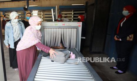 Mahasiswa mengenakan masker di Universitas Kairo di Giza, Mesir, 10 Juni 2021. Mahasiswa diwajibkan mengikuti langkah-langkah pencegahan COVID-19 yang ketat termasuk mengenakan masker dan menjaga jarak aman.