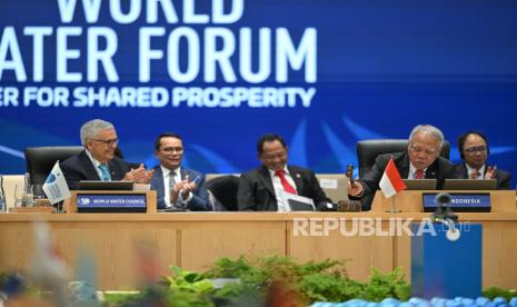 Menteri PUPR Basuki Hadimuljono (kanan) mengetuk palu tanda diakhirinya KTT World Water Forum ke-10 2024 di Nusa Dua, Badung, Bali, Senin (20/5/2024). Forum yang bertema Air bagi Kemakmuran Bersama tersebut diharapkan menjadi platform penting untuk dialog dan kerja sama internasional, dengan fokus pada penghindaran persaingan, pemerataan, kerja sama inklusif, dan mendukung perdamaian serta kemakmuran bersama melalui air.