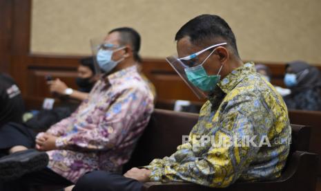 Terdakwa kasus suap pengurusan pajak Angin Prayitno Aji (kanan) dan Dadan Ramdani (kiri) menunggu dimulainya sidang pembacaan putusan di Pengadilan Tipikor, Jakarta, Jumat (4/2/2022). Majelis hakim memvonis mantan Direktur Pemeriksaan dan Penagihan Ditjen Pajak Kemenkeu Angin Prayitno Aji dengan hukuman sembilan tahun pidana penjara dan denda Rp500 juta subsider tiga bulan kurungan serta mantan Kepala Sub Direktorat Kerja Sama dan Dukungan Pemeriksaan Ditjen Pajak Kemenkeu Dadan Ramdani divonis enam tahun penjara dan denda Rp300 juta subsider dua bulan kurungan karena terbukti secara sah melakukan suap terkait pemeriksaan perpajakan untuk tiga wajib pajak yakni PT Gunung Madu Plantations, PT Bank PAN Indonesia Tbk, dan PT Jhonlin Baratama. 