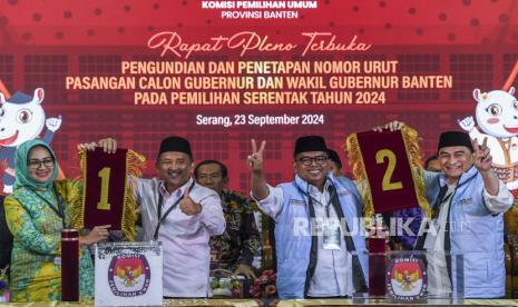 Pasangan Airin Rachmi Diany-Ade Sumardi serta pasangan Andra Soni-Achmad Dimyati Natakusumah berfoto saat Penetapan Nomor Urut Pasangan Pilgub Banten di Kantor KPU Provinsi Banten, Senin (23/9/2024).