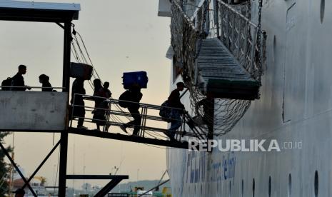 Pemudik berjalan memasuki KM Tilongkabila di Pelabuhan Benoa, Denpasar, Bali, Selasa (9/4/2024). 