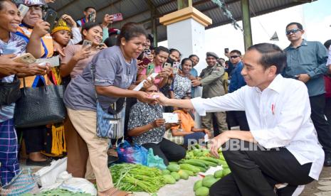 Presiden Joko Widodo (Jokowi) mengecek sejumlah harga kebutuhan pokok di Pasar Danga, Kabupaten Nagekeo, Nusa Tenggara Timur (NTT), Selasa (5/12/2023). 