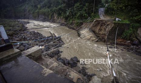 Kondisi jembatan perbatasan Kecamatan Sukajaya dan Kecamatan Nanggung yang terputus di Desa Urug, Sukajaya, Kabupaten Bogor, Jawa Barat, Selasa (7/9/2021). Ambruknya jembatan yang disebabkan banjir bandang aliran Sungai Cidurian itu mengakibatkan akses jalan warga antar Kecamatan terputus.