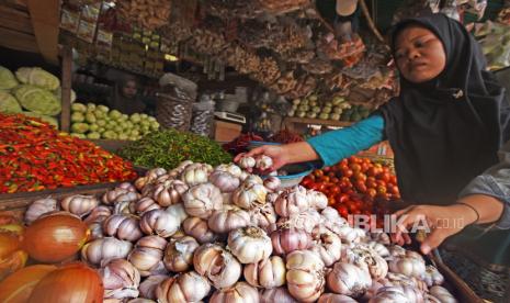 Warga memilih bawang putih di Pasar Induk Rau Kota Serang, Banten, Jumat (2/6/2023). 