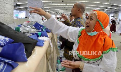  Menkes Arab Saudi: Haji 2022 Bebas Wabah. Foto:  Jamaah haji melempar kerikil sebagai bagian dari ritual rajam simbolis setan di Jembatan Jamarat selama ziarah haji dekat Mekah, Arab Saudi, 11 Juli 2022. 