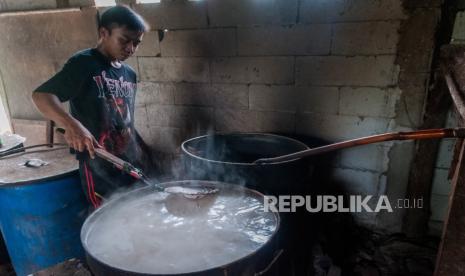 31.273 UKM Kota Tangerang Daftar Program BPUM Online. Pekerja mengolah sari kelapa di Desa Sukarendah, Lebak, Banten, Kamis (6/8/2020).Usaha Kecil dan Menengah (UKM) nata de coco yang dikelola masyarakat di daerah tersebut mampu memproduksi hingga 40 ton nata de coco per bulannya dan dipasarkan ke sejumlah pabrik di Bogor dan Tangerang.