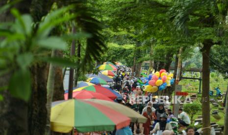 Deretan pedagang berjualan di TPU Karet Bivak, Jakarta, Ahad (10/3/2024). Tradisi ziarah makam ini dilakukan menjelang datangnya bulan suci Ramadhan. Sebelum menjalankan ibadah puasa, ziarah kubur menjadi satu kegiatan yang lazim dilakukan umat Islam. Mereka datang untuk mendoakan sanak saudaranya. Selain berdoa, warga juga membersihkan makam, menaburkan bunga dan menuangkan air ke makam.