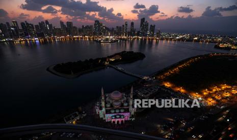 Pemandangan umum Masjid Al Noor selama Festival Cahaya Sharjah di emirat Teluk Sharjah, Uni Emirat Arab (ilustrasi). Puasa Ramadhan di Uni Emirat akan dimulai pada 23 Maret mendatang 