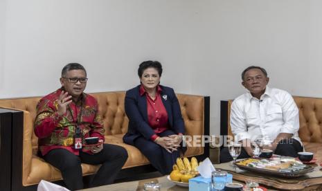 Sekjen PDI Perjuangan Hasto Kristiyanto (kiri) berbincang bersama Mantan Kepala BNPB Letjen TNI (Purn) Ganip Warsito (kanan), dan Pengamat Militer Connie Bakrie pada acara diskusi PDI Perjuangan dalam rangka HUT ke-77 TNI di kantor DPP PDI Perjuangan, Jakarta, Ahad (9/10/2022). Diskusi tersebut mengambil tema TNI adalah Kita: Sejarah, Kepeloporan dan Desain Masa Depan TNI” untuk mengingatkan kembali masa kejayaan TNI selama era kepemimpinan Presiden pertama Soekarno kekuatan TNI disegani dunia internasional. 