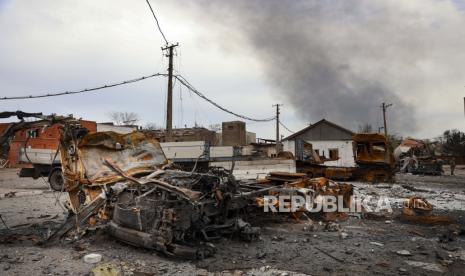 Kendaraan yang terbakar terlihat di bagian yang hancur dari Pabrik Metalurgi Illich Iron & Steel Works, saat asap mengepul dari Metallurgical Combine Azovstal selama pertempuran sengit, di daerah yang dikendalikan oleh pasukan separatis yang didukung Rusia di Mariupol, Ukraina, Senin, 18 April, 2022. Juru bicara Kremlin Dmitry Peskov mengatakan, warga sipil dapat dievakuasi dengan bebas dari pabrik baja di Azovstal, Mariupol. 