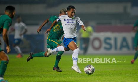 Gelandang Persib Bandung Beckham Putra menggiring bola pada laga Grup C Piala Presiden antara Persebaya melawan Persib Bandung di Stadion Gelora Bandung Lautan Api, Bandung, Jumat (17/6/2022). Persib Bandung berhasil meraih poin penuh dengan skor 3-1.