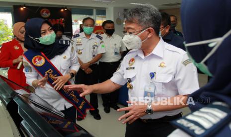 Dirjen Perhubungan Udara Kementerian Perhubungan Novie Riyanto (tengah).