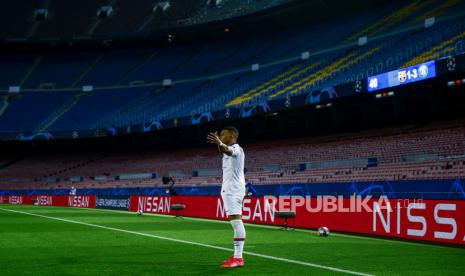 Kylian Mbappe dari PSG berselebrasi setelah mencetak gol selama laga leg pertama babak 16 besar Liga Champions, antara FC Barcelona dan Paris Saint-Germain (PSG) di Stadion Camp Nou di Barcelona, Spanyol, Selasa, 16 Februari 2021. 