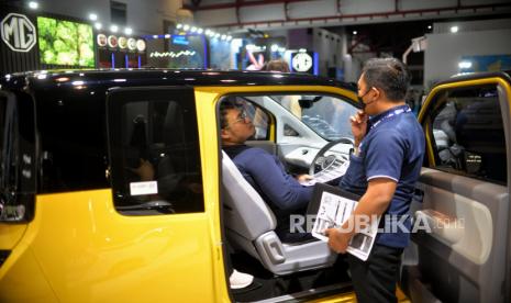 Pengunjung menaiki mobil listrik Wuling Airew yang dipamerkan pada Periklindo Electric Vehicle Show (PEVS) 2023 di JIExpo Kemayoran, Jakarta, Kamis (18/5/2023). Gelaran pameran kendaraan listrik PEVS 2023 yang berlangsung mulai Rabu (17/5) hingga Ahad (21/5) tersebut menargetkan sebanyak 30 ribu pengunjung sehingga mampu menghasilkan jumlah transaksi mencapai Rp285 miliar.