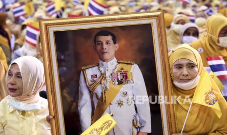 Royalis Muslim Thailand mengenakan warna kuning memegang potret besar Raja Thailand Maha Vajiralongkorn Bodindradebayavarangkun yang menghadiri rapat umum pro-monarki di Pusat Administrasi Nasional Urusan Islam Chalerm Phrakiat, di Bangkok, Thailand, 10 November 2020. Royalis Muslim berkumpul untuk mendukung Raja Thailand setelah pengunjuk rasa pro-demokrasi mengadakan protes jalanan menyerukan reformasi monarki.