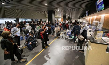 Calon penumpang mengantre untuk lapor diri di loket Bandara Internasional Juanda Surabaya di Sidoarjo, Jawa Timur, Jumat (22/4/2022). PT Angkasa Pura I Cabang Juanda mencatat jumlah pergerakan penumpang di Bandara tersebut pada pekan ketiga April mencapai 23.000 orang per hari dan perkirakan akan terus meningkat sampai H-3 Lebaran dengan proyeksi kenaikan 70 persen dibandingkan rata-rata hari normal 21.500 orang di pekan pertama dan kedua bulan April 2022.