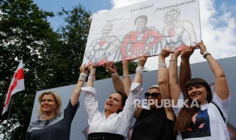 Calon presiden Svetlana Tikhanovskaya (2-L), Veronika Tsepkalo (kiri), istri dan perwakilan dari calon presiden yang tidak terdaftar Valery Tsepkalo, dan Maria Kolesnikova (2-R) seorang wakil dari calon presiden yang tidak terdaftar Victor Babariko, menghadiri kampanye reli di Baranovichi, sekitar 150 km dari Minsk, Belarus, 02 Agustus 2020. Pemilihan presiden di Belarus dijadwalkan berlangsung pada 09 Agustus 2020.