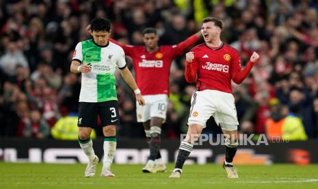 Pemain Manchester United Mason Mount melakukan selebrasi seusai mengalahkan Liverpool pada pertandingan sepak bola perempat final Piala FA di stadion Old Trafford di Manchester, Senin (18/3/2024) WIB. Manchester United menang 4-3. Gol Setan Merah dicetak Scott McTominay (10), Antony (87) Marcus Rashford (112) dan Amad Diallo (121). Sedangkan gol Liverpool dicetak oleh Alexis Mac Allister (44), Mohamed Salah (47), dan Harvey Elliot (105).