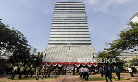 Sejumlah Satuan Kerja Perangkat Daerah (SKPD) saat melaksanakan upacara peringatan HUT ke-493 Kota Jakarta di halaman Balai Kota DKI Jakarta, Senin (22/6/2020). Pemprov DKI akan menyelenggarakan sholat Id di halaman Balai Kota.