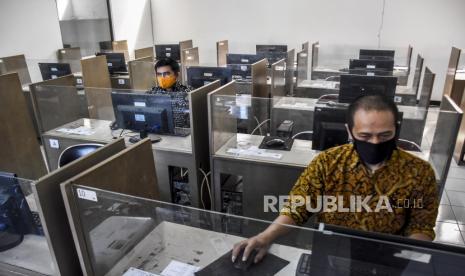 Gubernur Jawa Barat (Jabar) Ridwan Kamil menuturkan sekolah di wilayah yang belum ditemukan kasus Covid-19 atau termasuk zona hijau, diperbolehkan menggelar kegiatan belajar mengajar secara tatap muka. 