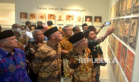 Menko PMK Muhadjir Effendy (tengah) bersama Ketua Umum PP Muhammadiyah Haedar Nashir (kedua kanan) melihat koleksi museum usai peresmian di Museum Muhammadiyah, Bantul, Yogyakarta, Senin (14/11/2022). Museum Muhammadiyah yang terletak di kampus Universitas Ahmad Dahlan akhirnya diresmikan jelang Muktamar ke-48 Muhammadiyah. Di dalam museum ini, pengunjung bisa melihat sejarah perjalanan Muhammadiyah yang penyajiannya dipadukan dengan teknologi canggih. Sehingga selain untuk rekreasi, juga bisa untuk sarana edukasi pengunjung.