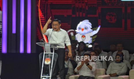 Cawapres nomor urut 01 Muhaimin Iskandar saat Debat Keempat Pilpres 2024 di Jakarta Convention Center (JCC), Jakarta, Ahad (21/1/2024).