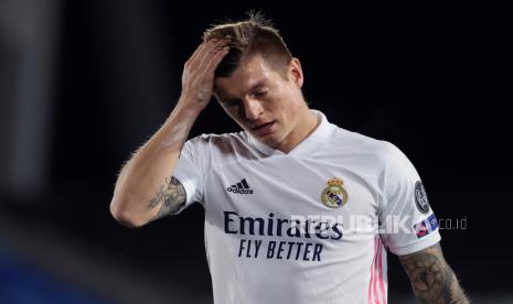 Gelandang Real Madrid Toni Kroos.  Toni Kross tidak akan memperkuat Real Madrid yang sedang memburu gelar Liga Spanyol dalam pertandingan yang harus mereka menangkan melawan Villarreal, setelah gelandang asal Jerman itu dinyatakan positif COVID-19.