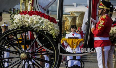 Sejumlah anggota Paskibraka membawa duplikat Bendera Pusaka Merah Putih dan Teks Proklamasi saat Parade Kirab Bendera Pusaka dari Monas menuju Istana Merdeka di Jakarta, Rabu (17/8/2022). Parade Kirab yang membawa duplikat Bendera Pusaka Merah Putih dan Teks Proklamasi itu menjadi salah satu daya tarik utama pada Peringatan Hari Kemerdekaan ke-77 Republik Indonesia Tahun 2022.