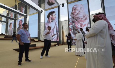  Menachem Gantz, Juru Bicara dan Manajer Komunikasi paviliun Israel, kiri ke-2, berbicara dengan wartawan di sebelah Malki Shem-Tov, kiri ke-1, CEO Paviliun Israel, selama tur media Paviliun Israel di Dubai Expo di Dubai , Uni Emirat Arab, Senin, 27 September 2021. Tertunda setahun karena pandemi virus corona, Dubai Expo 2020 dibuka Jumat ini. Ini akan menempatkan negara-kota ini pada taruhan miliaran dolar bahwa pameran dunia akan meningkatkan ekonominya.