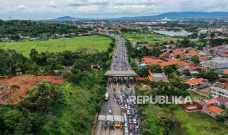 Sejumlah kendaraan pemudik terjebak kemacetan saat melalui Gerbang Tol Merak di Cilegon, Banten, Sabtu (6/4/2024). Kemacetan sepanjang tujuh kilometer yang terjadi di ruas Gerbang Tol Merak yang akan menuju pelabuhan tersebut diakibatkan tingginya volume kendaraan pemudik sehingga kepolisian harus melakukan pengalihan arus lalu lintas untuk mencegah penumpukan kendaraan.