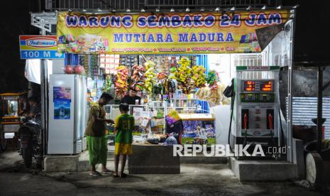 Warga berbelanja di warung Mutiara Madura di Bogor, Senin (13/1/2025). Warung Madura yang secara lokasi, harga, dan jam operasional (24 jam) lebih unggul dari toko modern tersebut menjadi pilihan berbelanja kebutuhan dasar warga seperti minuman botol, sembako, snack, dan produk mandi.